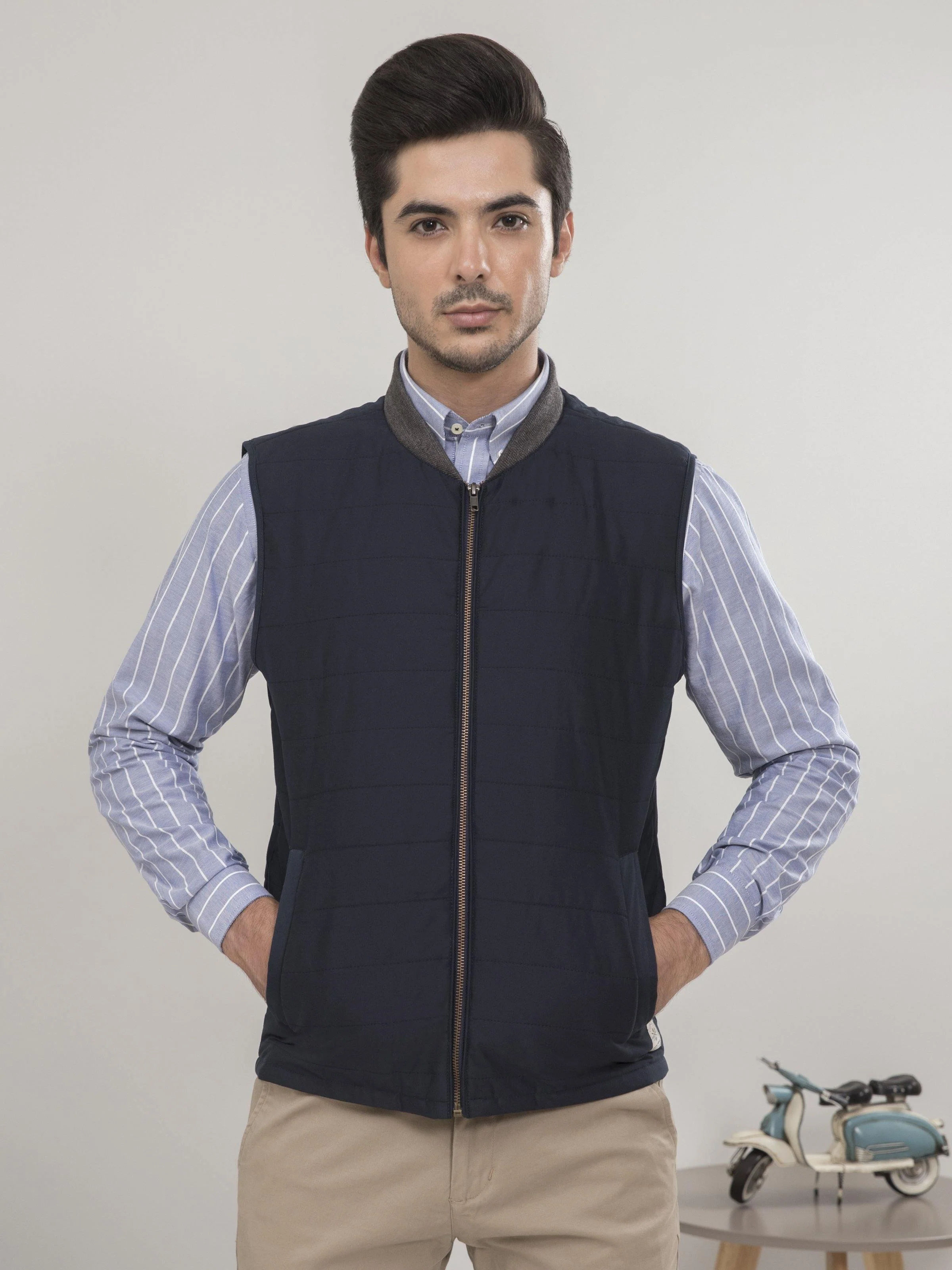 SLEEVELESS QUILTED NAVY JACKET