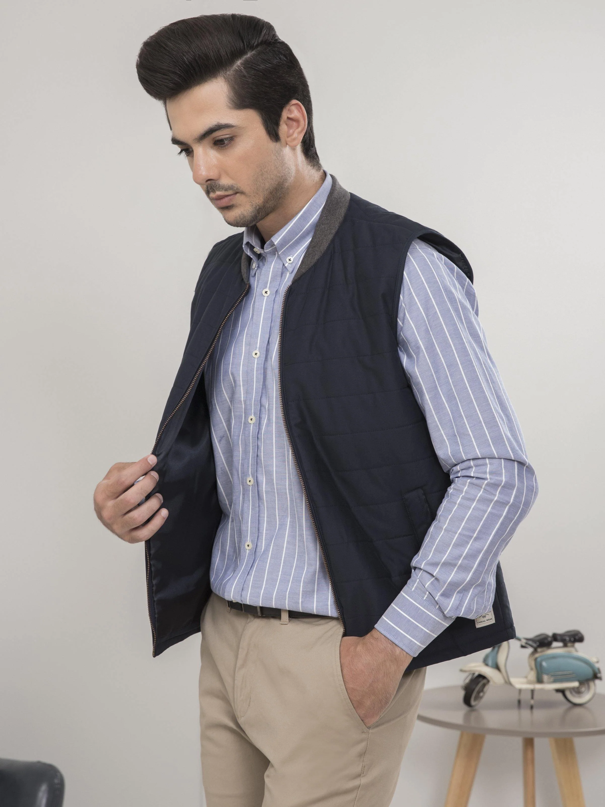 SLEEVELESS QUILTED NAVY JACKET - Image 2
