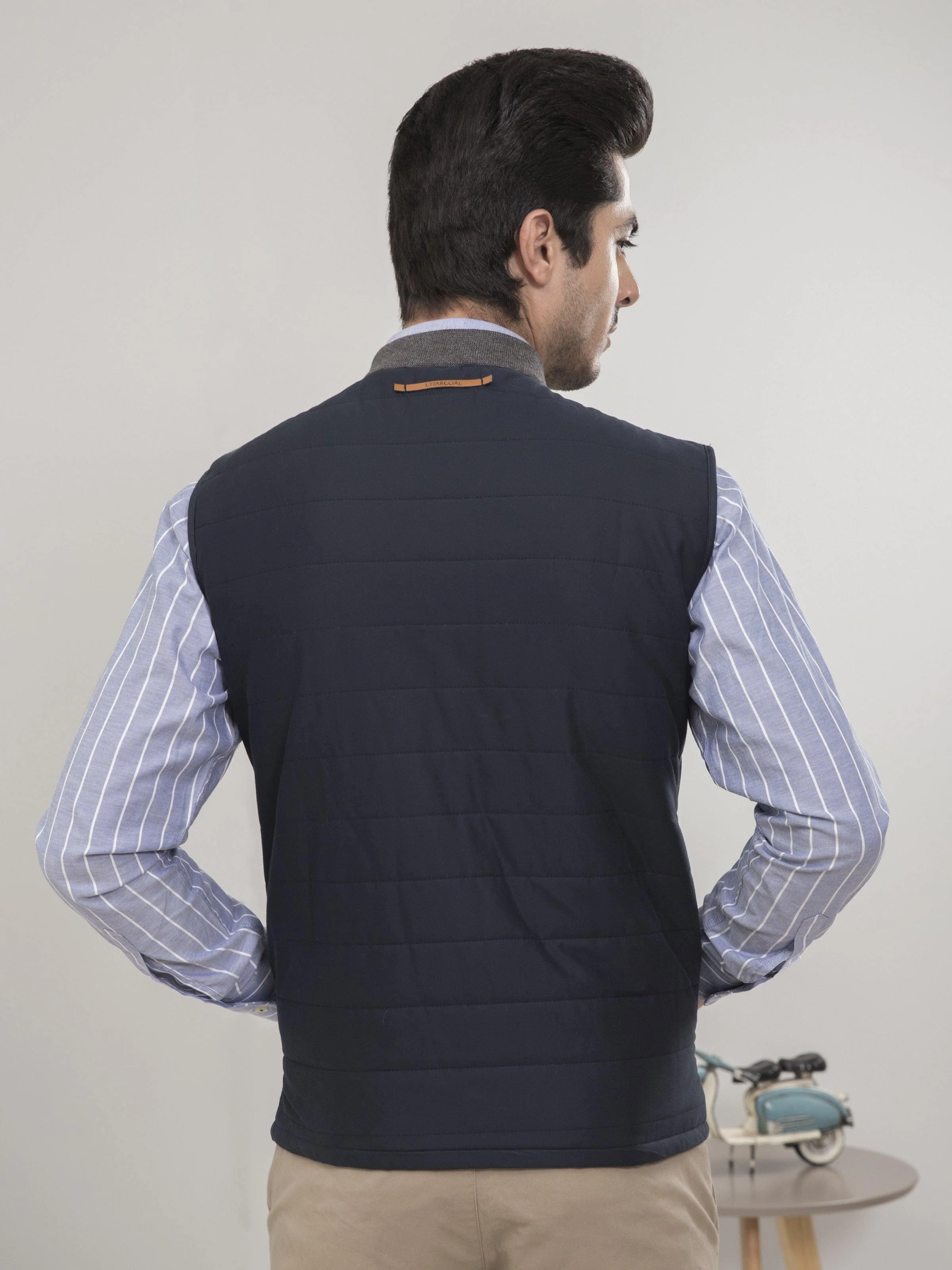 SLEEVELESS QUILTED NAVY JACKET - Image 3