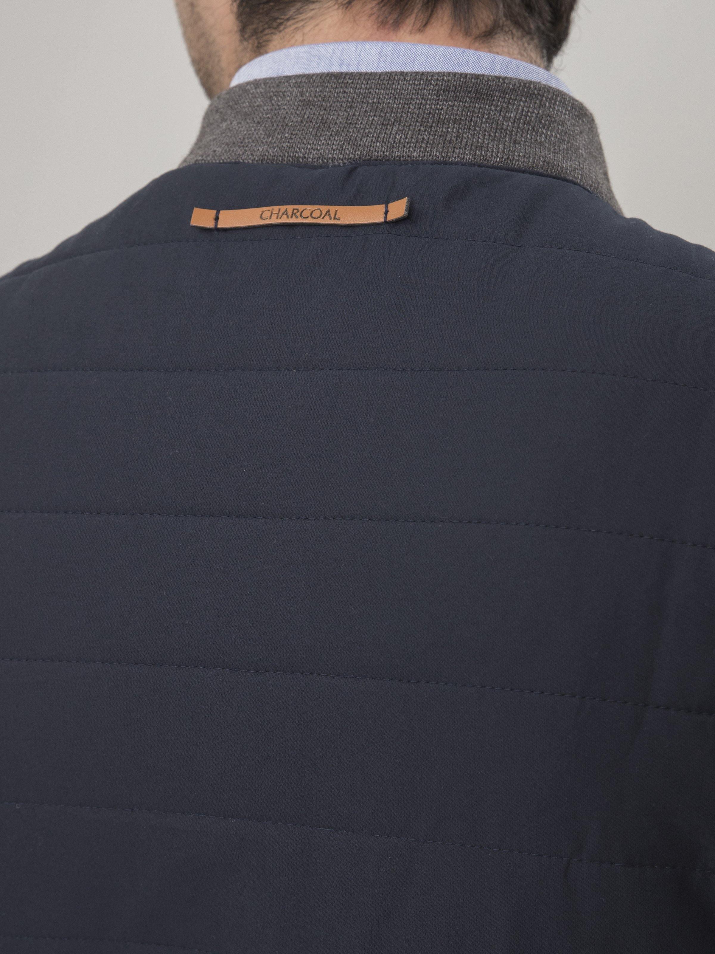 SLEEVELESS QUILTED NAVY JACKET - Image 4