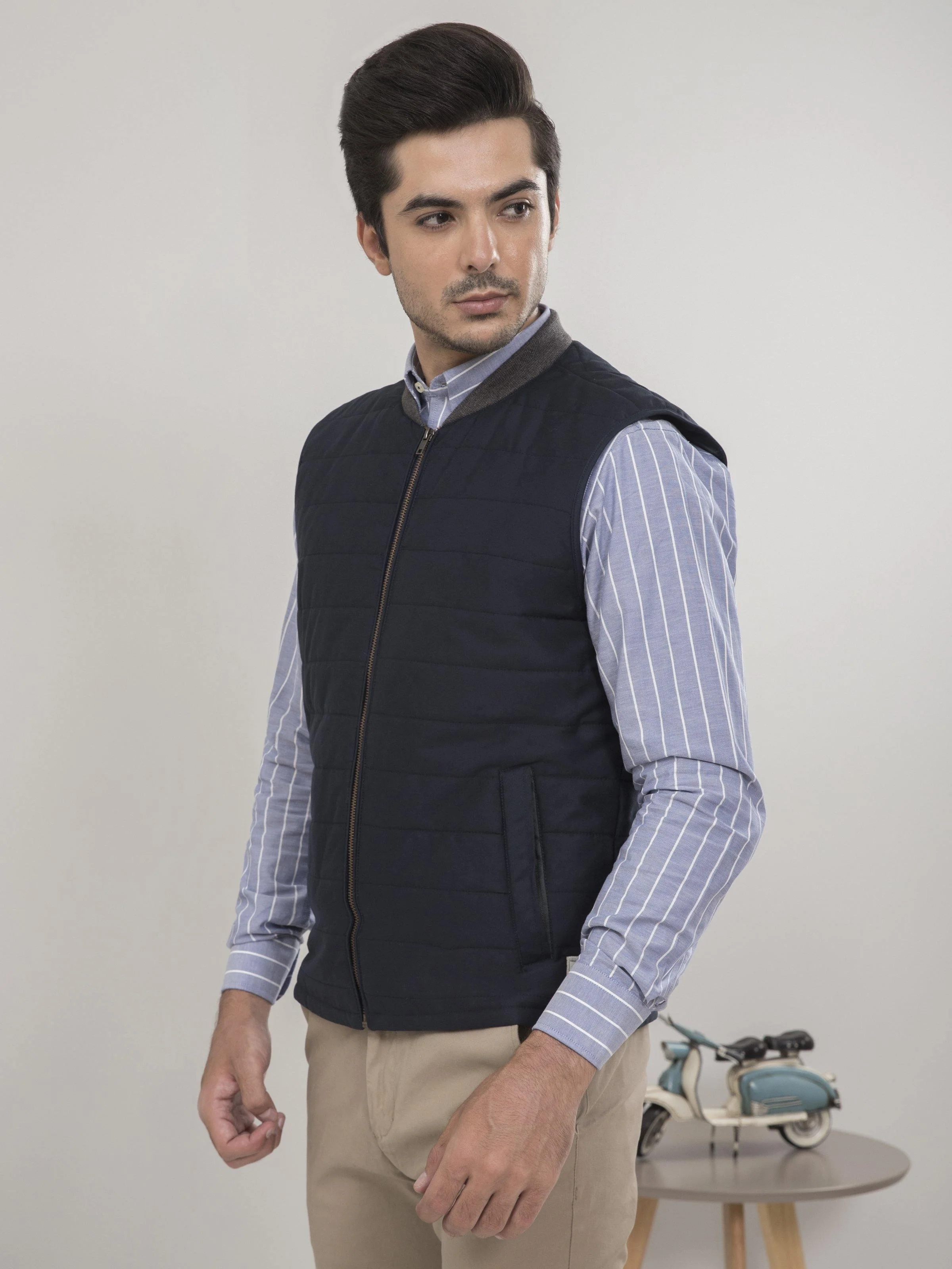 SLEEVELESS QUILTED NAVY JACKET - Image 5