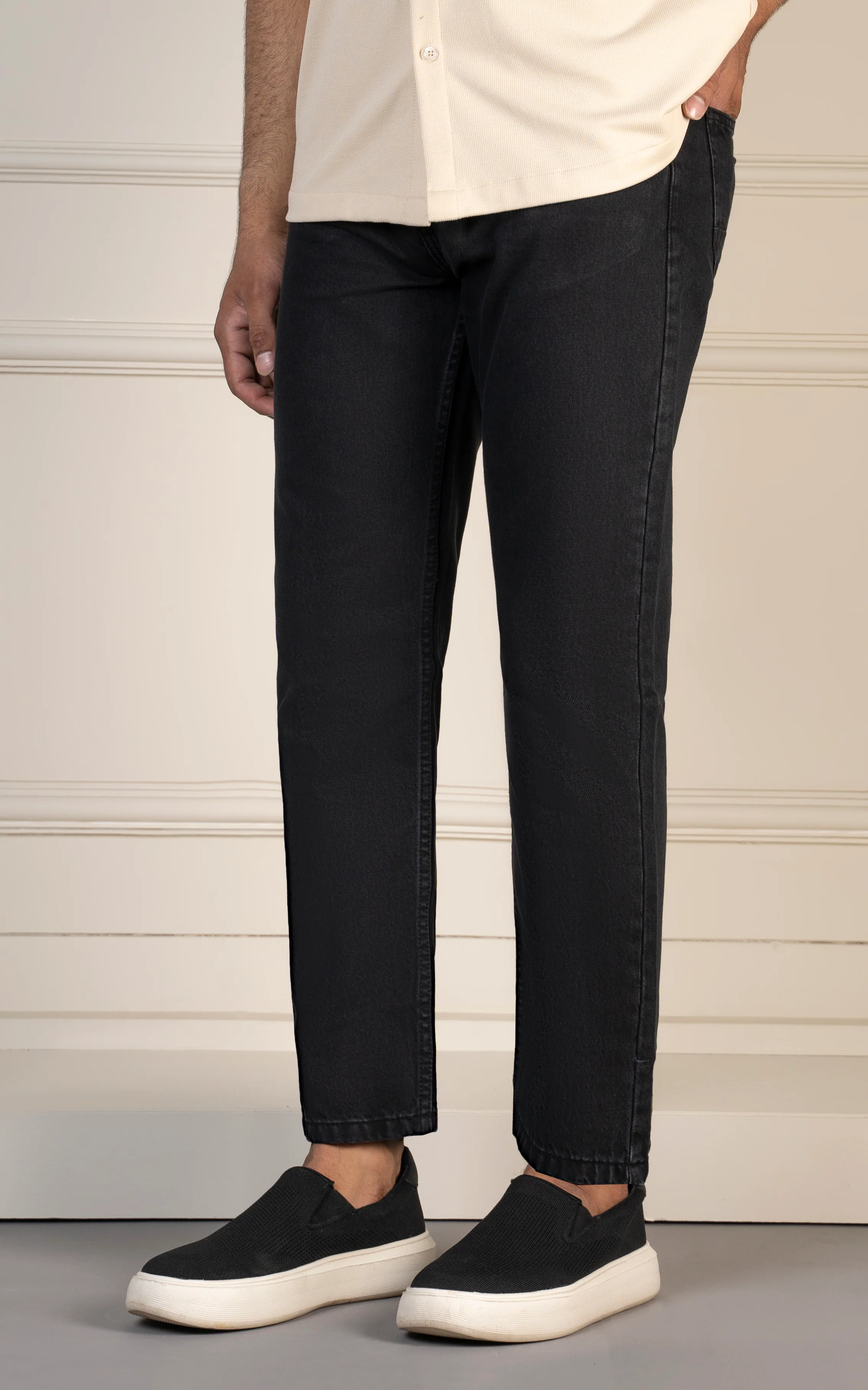 REGULAR TAPERED FIT JEAN DARK GREY